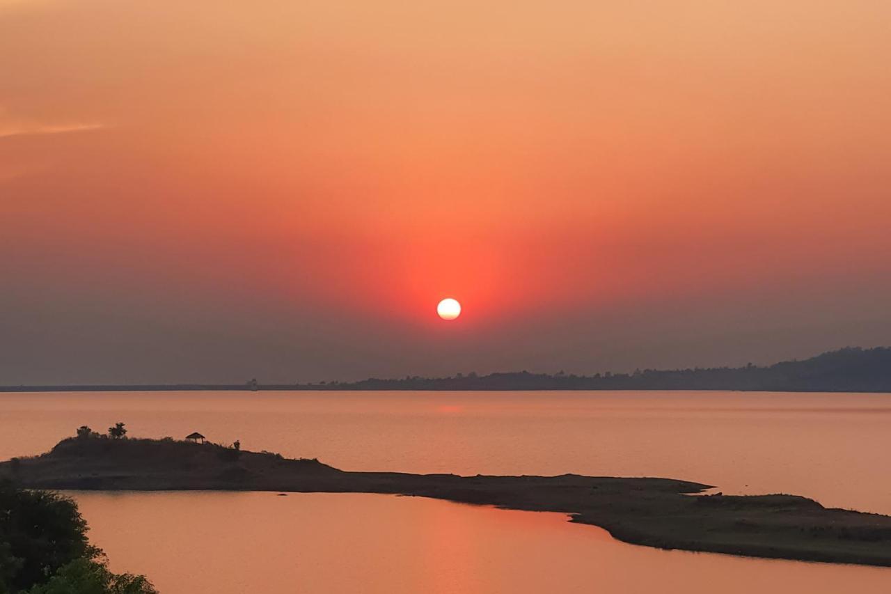 Sunset Boulevard By Stayvista - Lakeside Villa With Pet-Friendly Ambiance, Deck, Terrace, Plunge Pool & Modern Flair كارجات المظهر الخارجي الصورة
