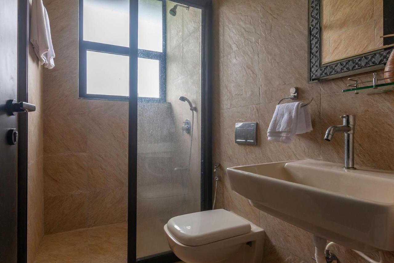 Sunset Boulevard By Stayvista - Lakeside Villa With Pet-Friendly Ambiance, Deck, Terrace, Plunge Pool & Modern Flair كارجات المظهر الخارجي الصورة